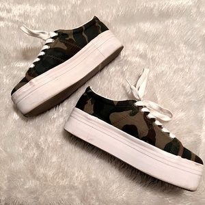 Jeffrey Campbell JC Play ZOMG Camo Camouflage Platform White Sneakers Size 8